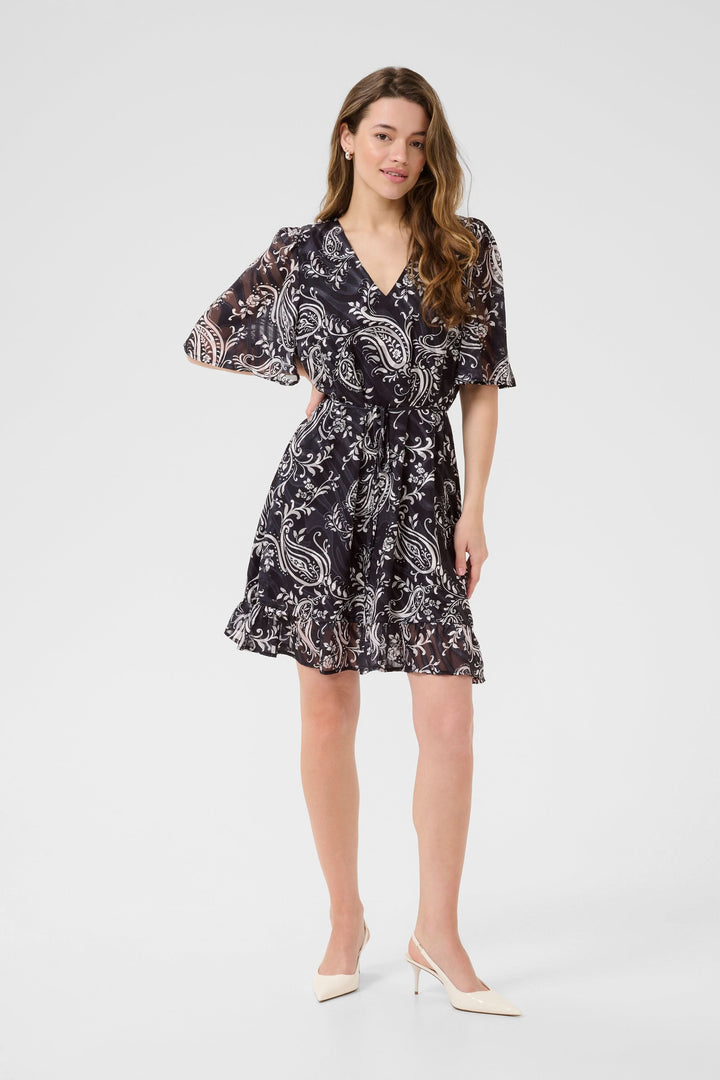 Robe courte à imprimé cachemire, avec manches papillon, décolleté en V et ceinture à nouer, idéale pour l'été.