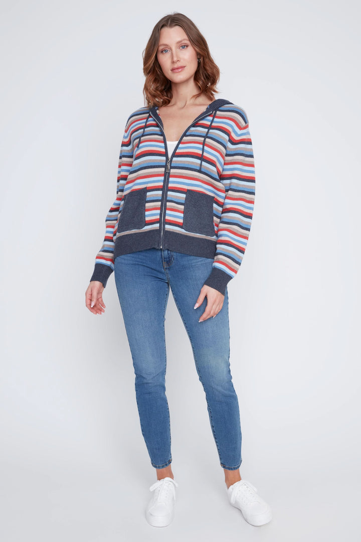 Cardigan à capuche zippé rayé multicolore avec poches, coupe décontractée, porté avec jean.