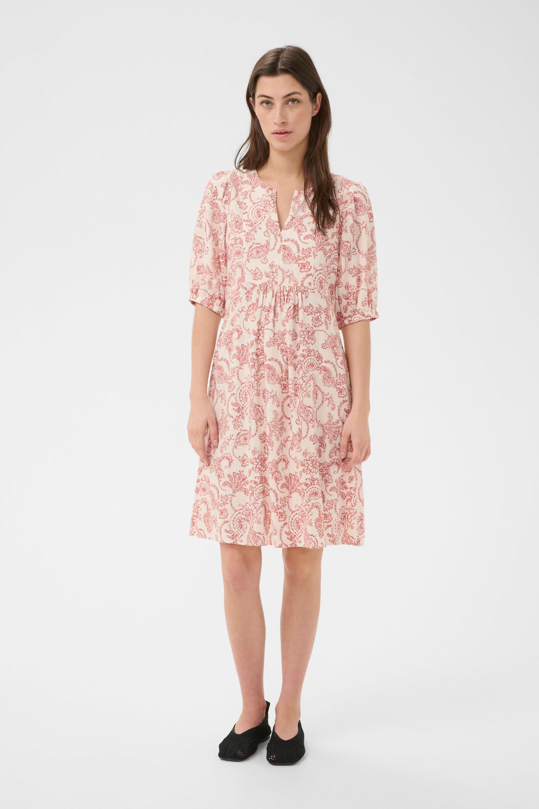 Femme portant la Robe fleurie Benete, une robe légère et fluide avec coupe évasée, encolure discrète, pour un style quotidien effortless.