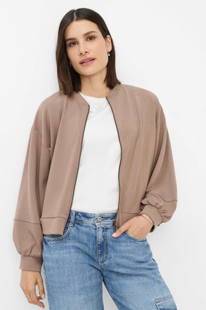 Veste Becky oversize style sweat, moderne et confortable, portée avec un t-shirt blanc et jeans.