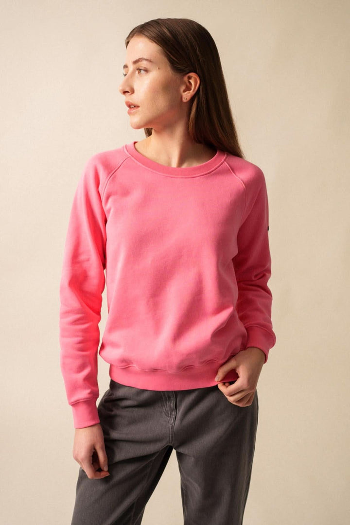 Sweat FIONA en molleton rose, coupe décontractée avec manches longues et col rond, parfait pour un look casual.