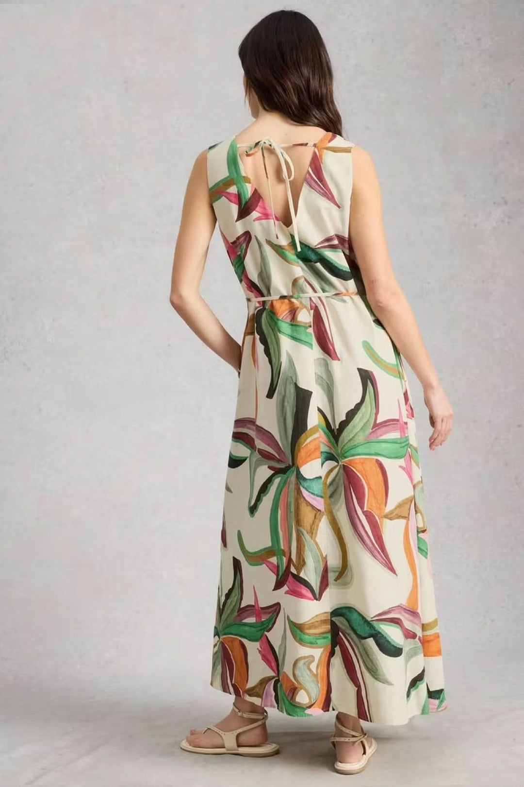 Vue arrière de la robe longue fluide imprimée à col v avec détails artistiques et coupe évasée.