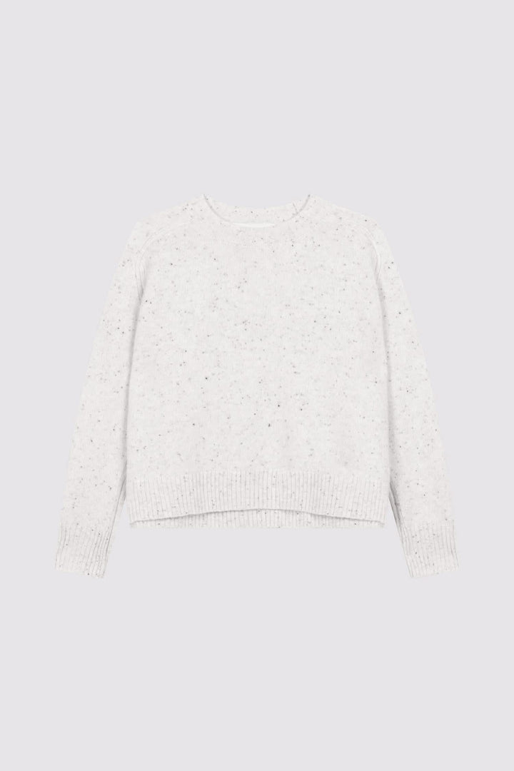 Chandail moucheté en cachemire blanc, col rond classique et coupe ample, parfait pour un look décontracté.