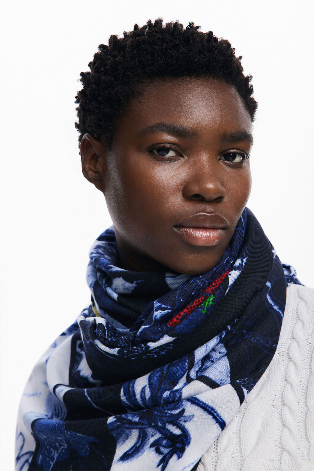 Scarf with geometric shapes