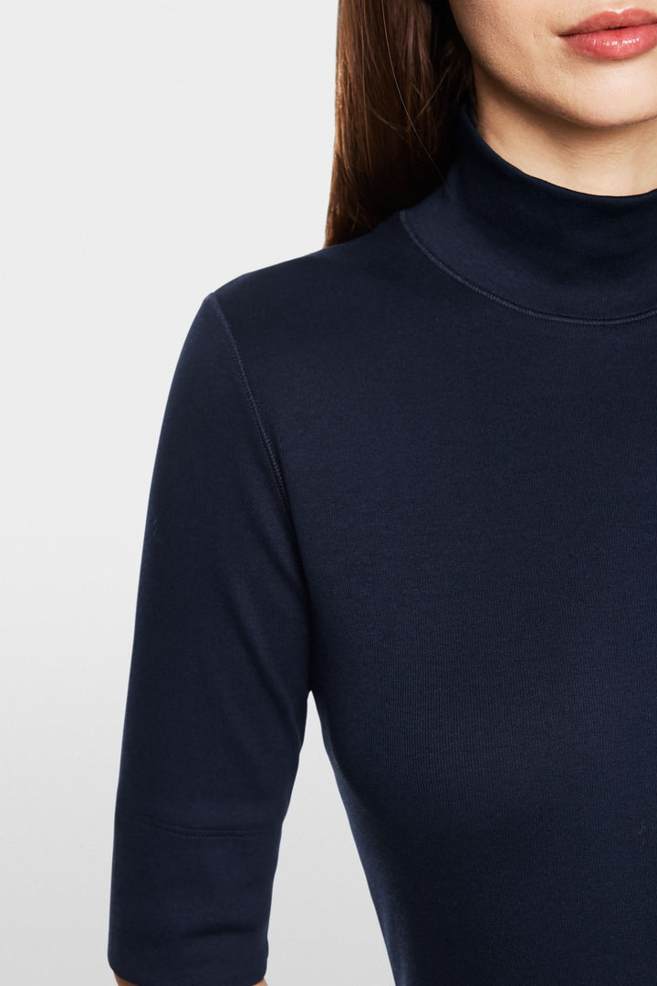 T-shirt basique à col montant, manches mi-longues, coupe ajustée en jersey pour un confort optimal.