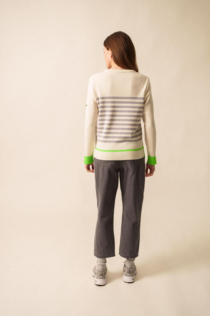 Chandail Evian rayé avec finitions fluo, porté avec un pantalon gris, vue arrière.