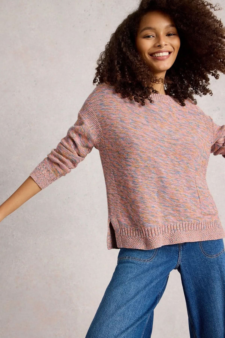 Chandail Victoria en maille légère multicolore, coupe décontractée avec encolure ronde, porté avec un jean.