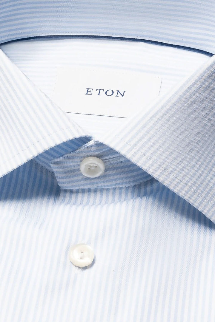 Chemise rayée en coton et lyocell, élégante chemise bleue à fines rayures avec col italien structuré, idéale pour un style moderne.