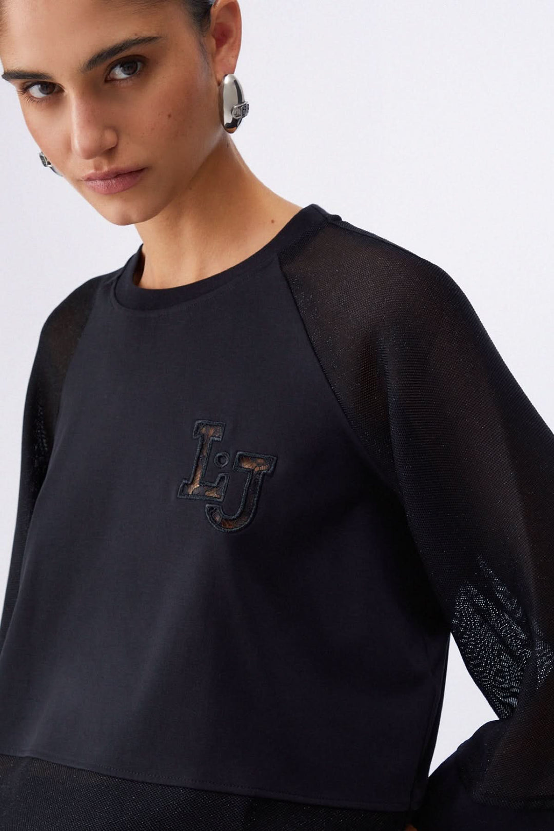 Cropped sweater with wide sleeves