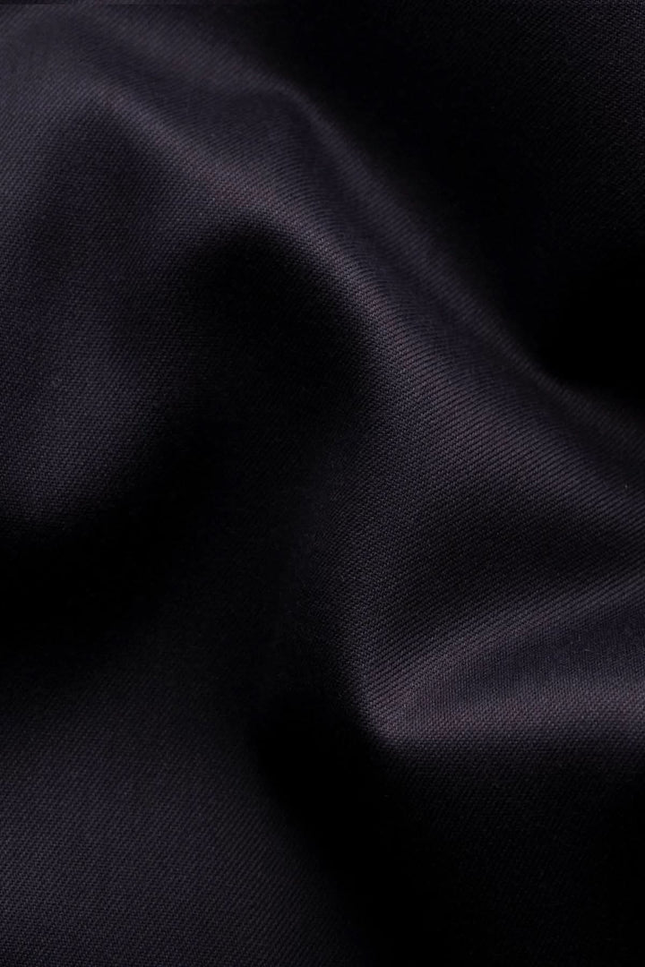 Texture de coton twill sombre pour chemise en coton twill avec détails cachemire, soulignant la qualité et l'élégance du tissu.