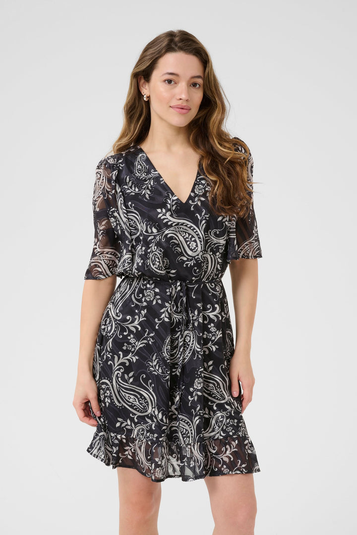 Robe courte à imprimé cachemire avec décolleté en V et manches papillon, parfaite pour les événements estivaux.