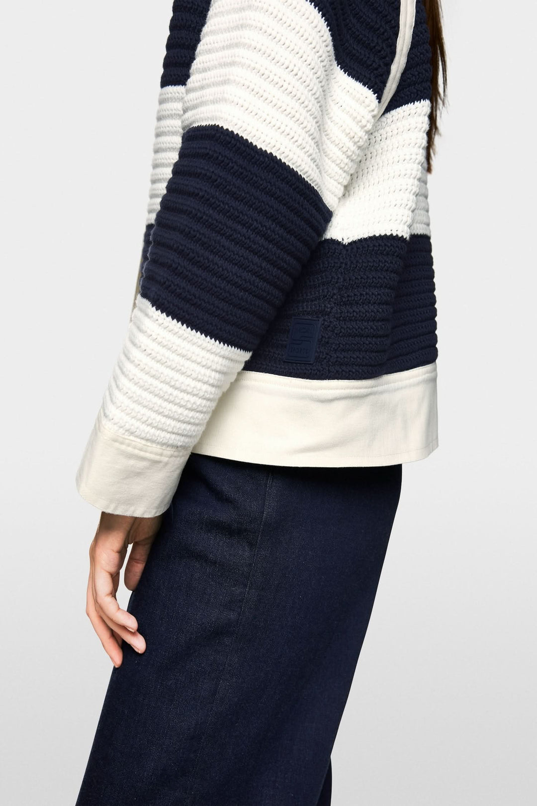 Cardigan court à blocs de couleur, en maille douce, avec empiècements en denim et une coupe ample.
