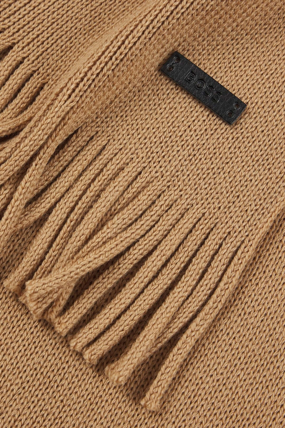 Foulard de laine vierge Boss beige en maille Raschel avec plaque logo, accessoire élégant pour l'hiver.