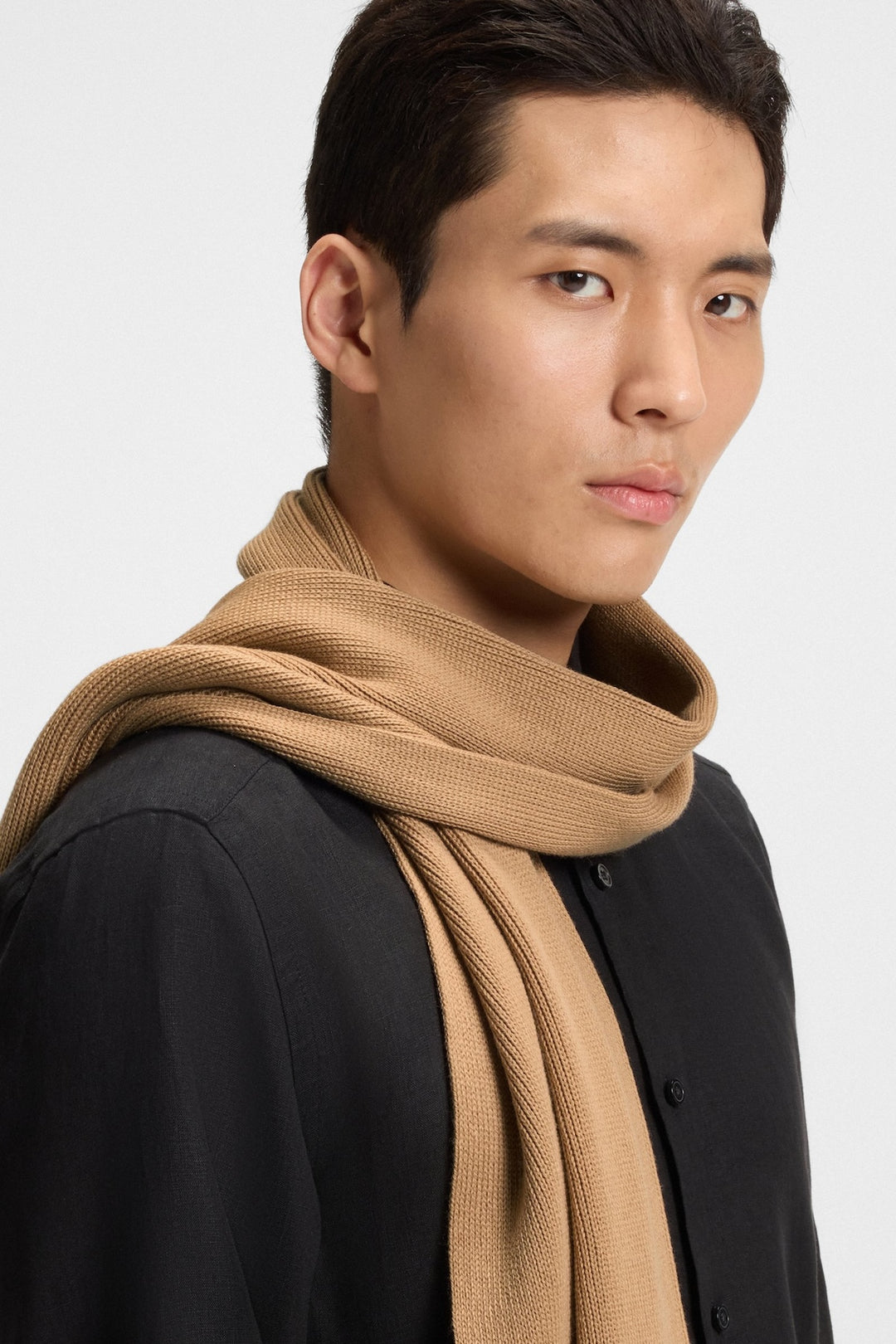 Foulard de laine vierge Boss porté par un modèle, style élégant avec maille Raschel douce et logo discret, idéal pour l’hiver.