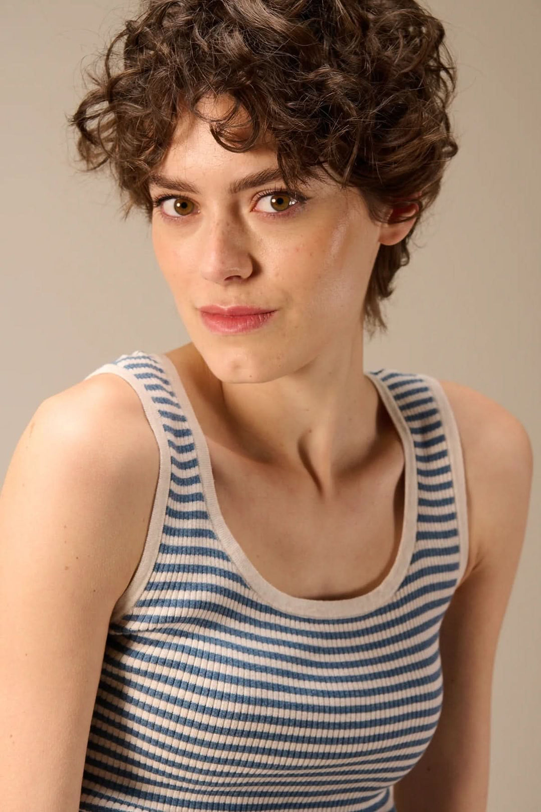 Camisole côtelée rayée col rond