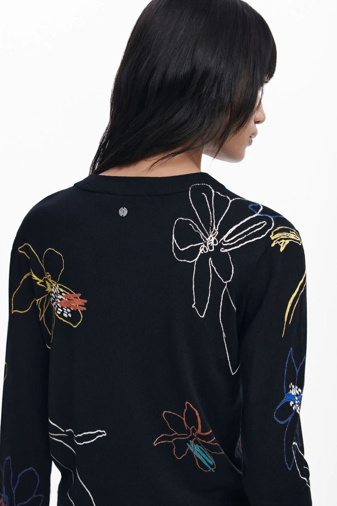Chandail léger illustré, motif floral dessiné à la main, vue arrière sur un modèle noir.