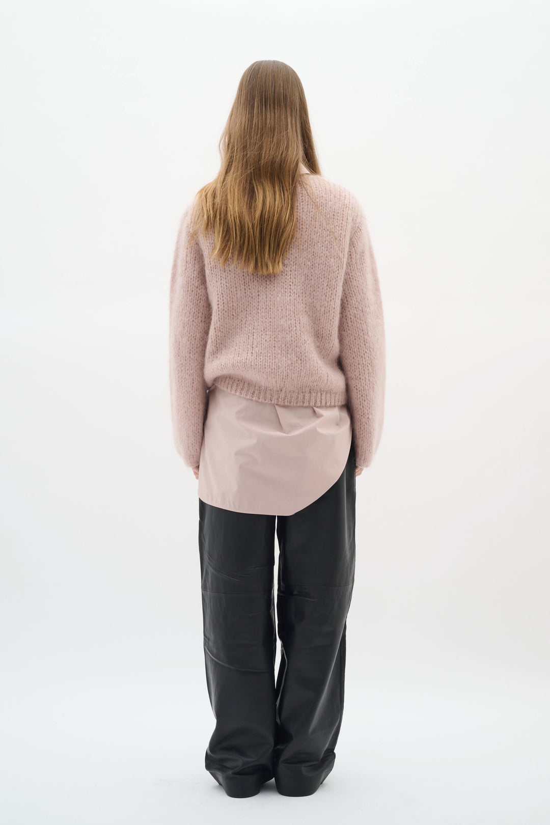 Vue arrière d'un chandail Jetra en maille duveteuse, combiné avec un sous-vêtement de couleur beige et un pantalon noir.