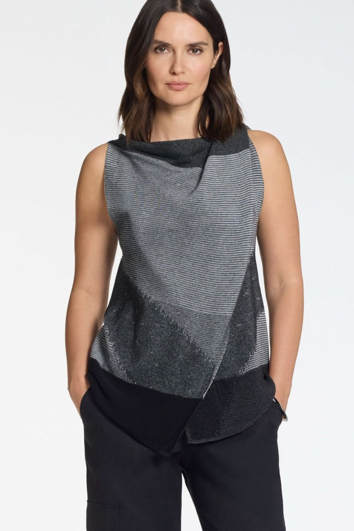 Femme portant une camisole en maille graphique sans manches avec une encolure drapée et motif graphique, coupe fluide pour un look moderne.