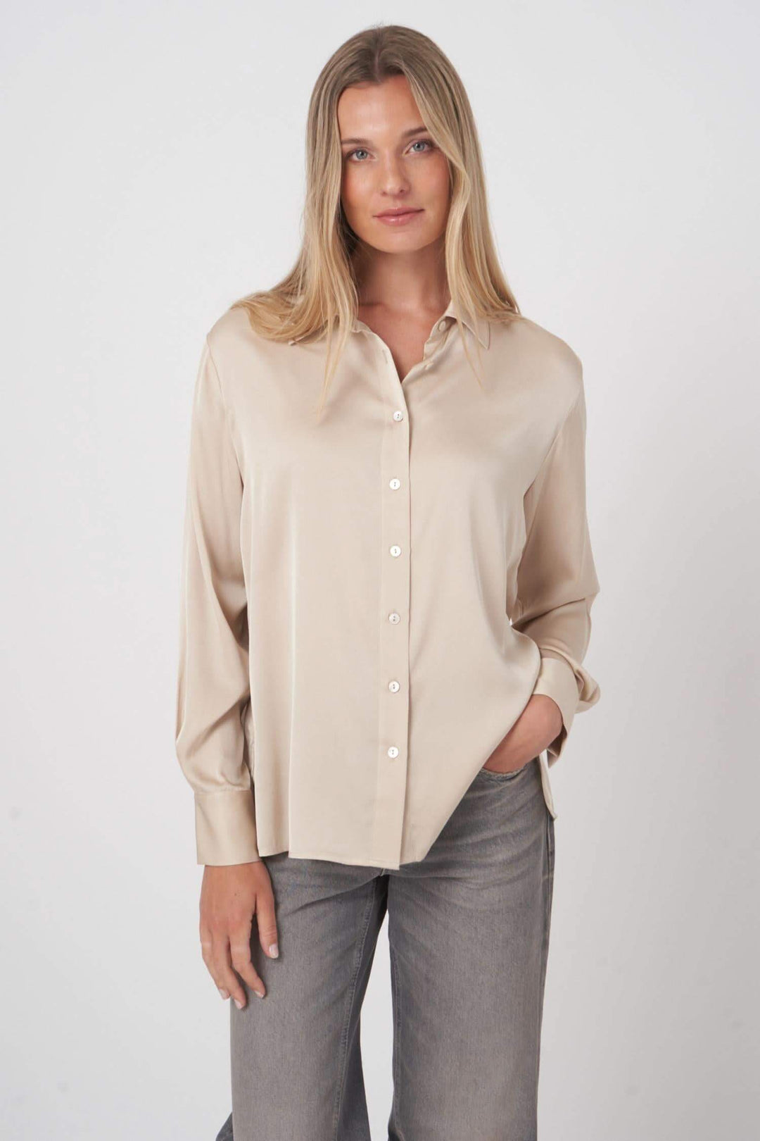 Chemise en soie fluide beige avec coupe droite, satinée et boutons, parfaite pour un look élégant.