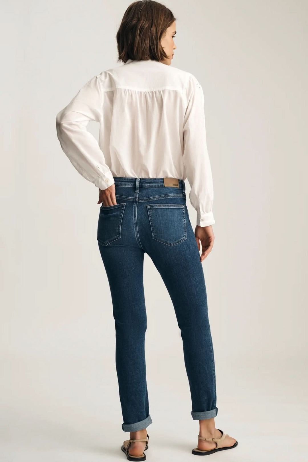 Femme portant des Jeans Kathleen coupe ajustée longueur cheville avec chemise blanche vue de dos