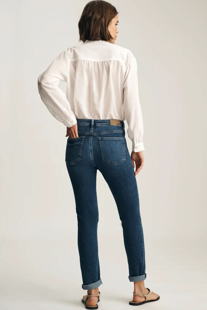 Femme portant des Jeans Kathleen coupe ajustée longueur cheville avec chemise blanche vue de dos