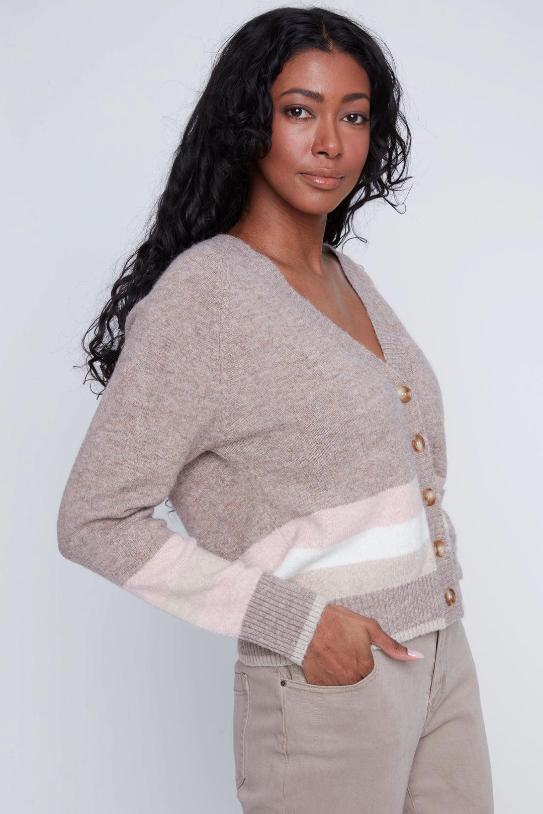 Cardigan motif rayé beige avec boutons et manches longues, style décontracté, idéal pour les journées confortables.
