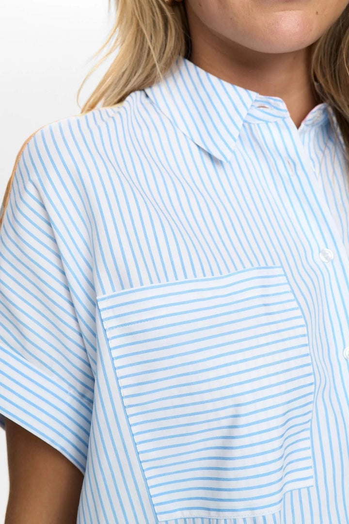 Chemise fluide à rayures avec imprimé artistique et poche poitrine, style moderne et élégant, manches courtes à revers.