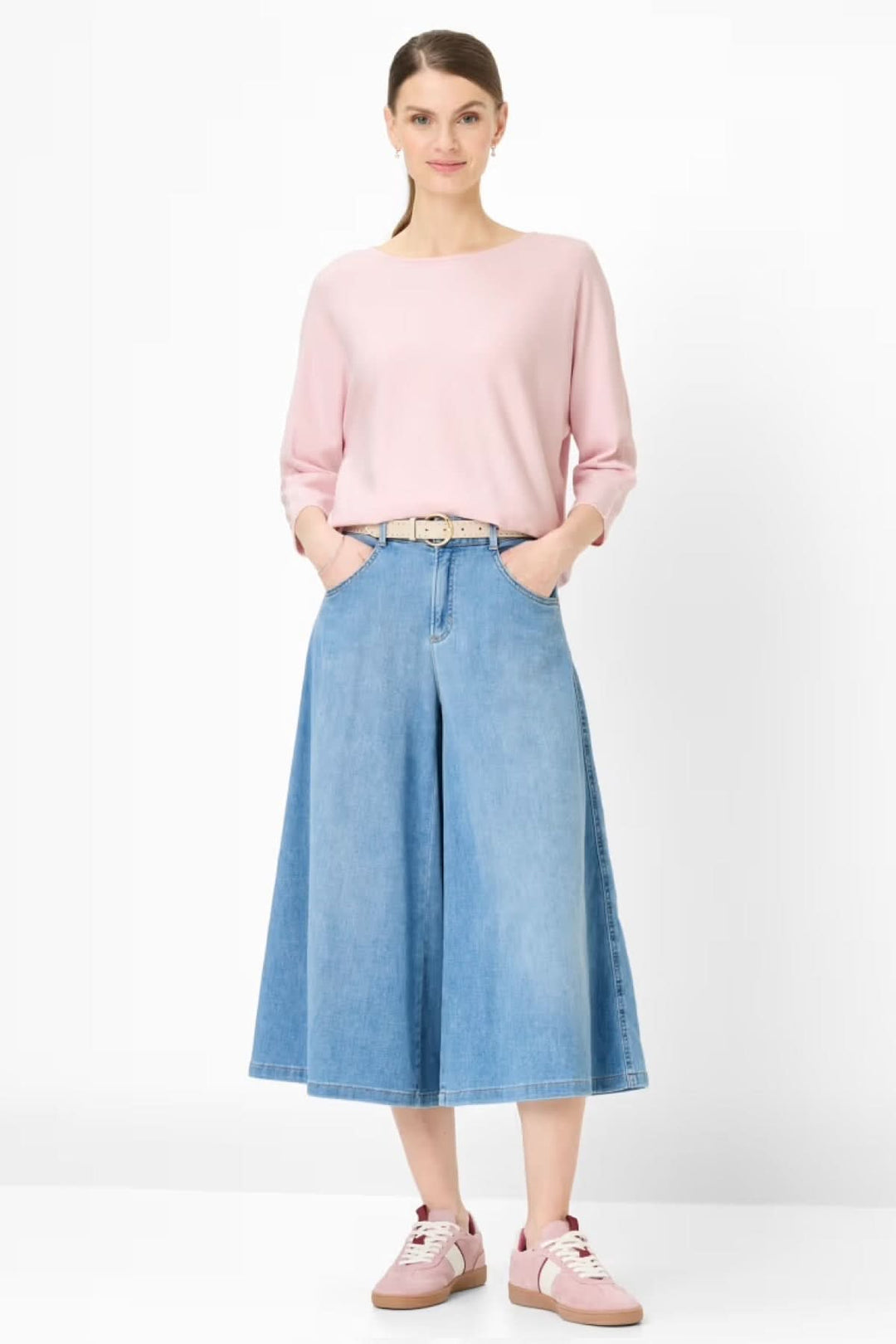 Jeans MELLI: élégante jupe-culotte en denim léger, style moderne et fluide, coupe ample mi-mollet, idéal pour un look décontracté.