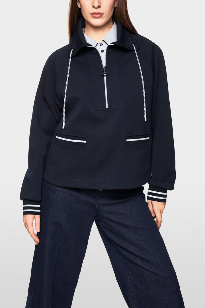 Chandail zippé ample en coton extensible, col avec cordon, poches plaquées, style sportif élégant.