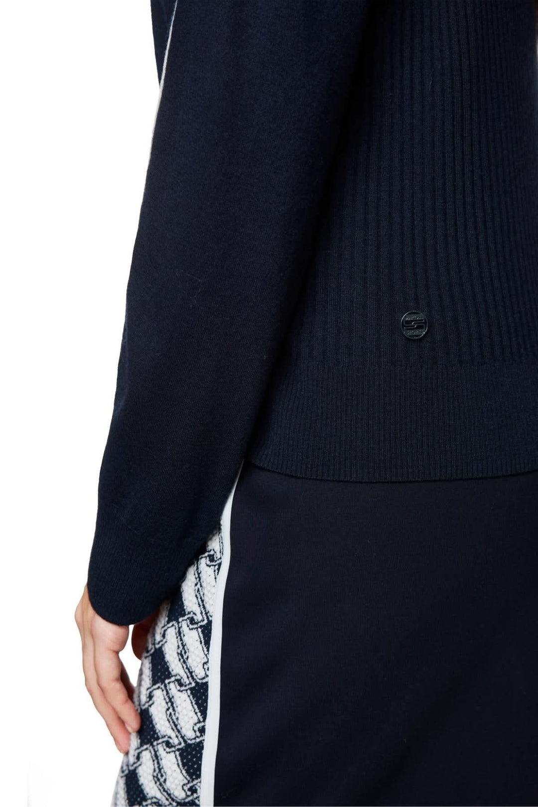 Pull en laine et cachemire, coupe ample, détails côtelés et contraste, porté avec style.