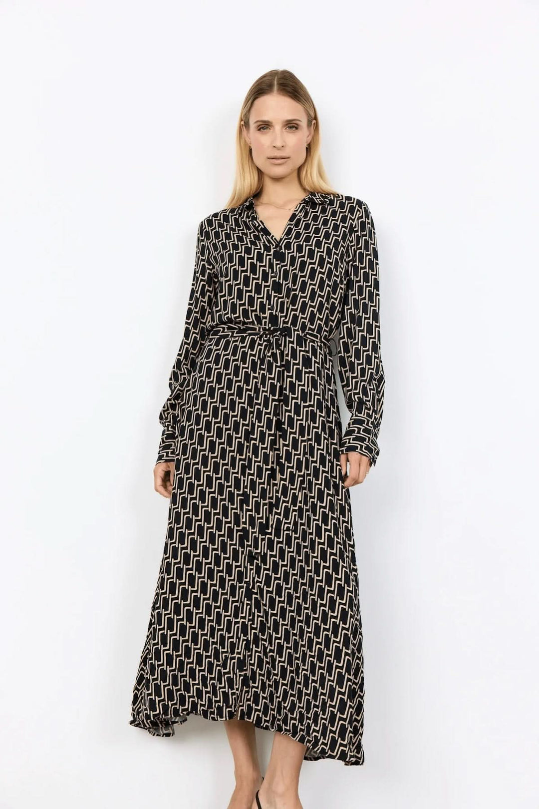Robe chemisier fluide avec imprimé graphique rétro, ceinture à nouer, coupe midi élégante.