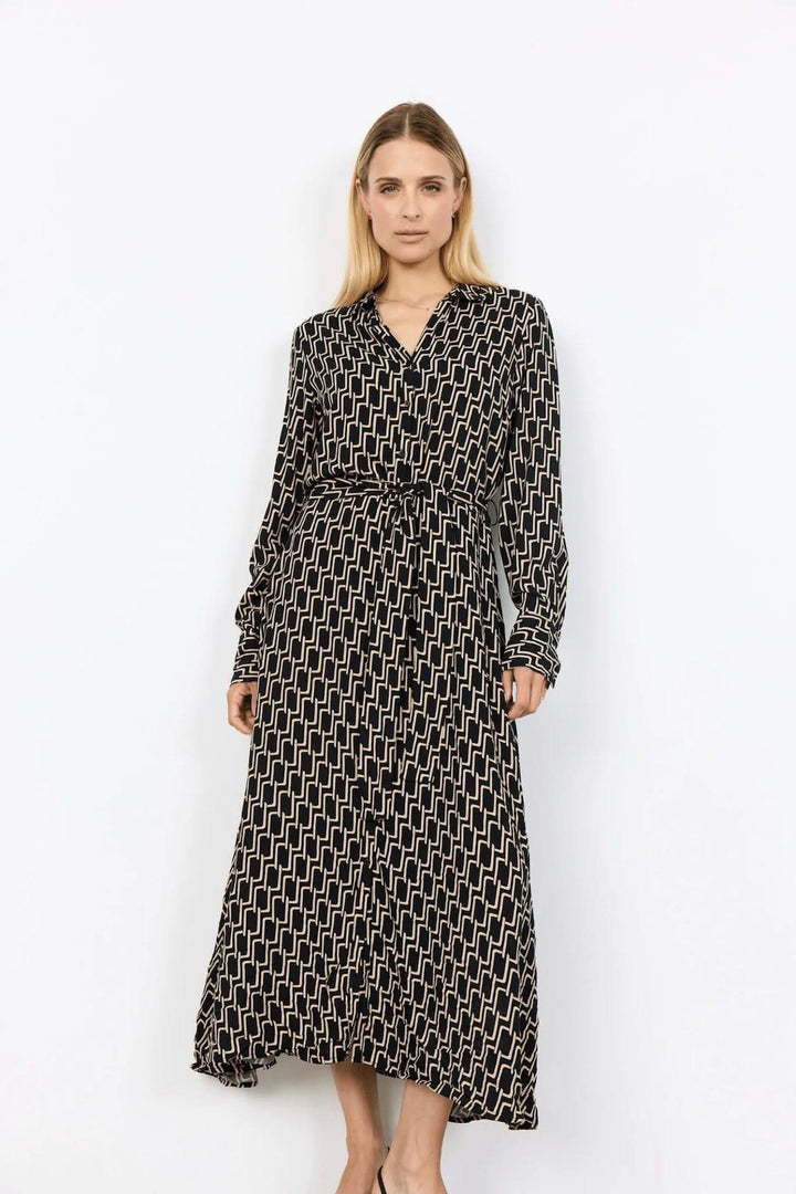 Robe chemisier fluide avec imprimé graphique rétro, ceinture à nouer, coupe midi élégante.