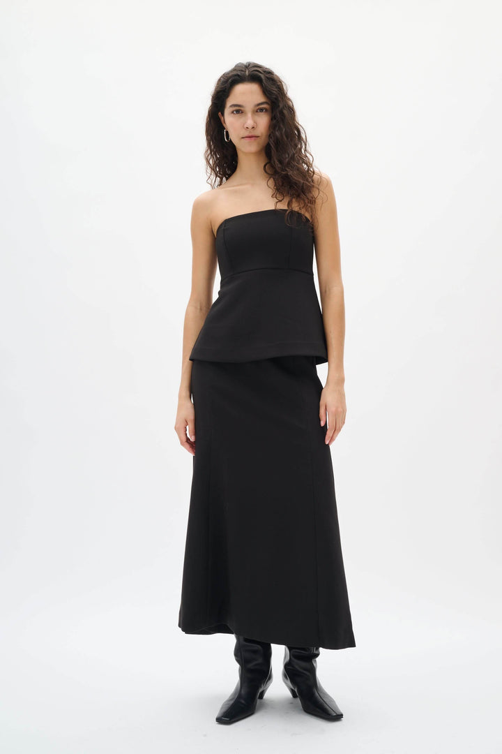 Modèle portant Camisole Zoeh bustier structurée sans bretelles, coupe élégante, noir, style sophistiqué pour occasions habillées.