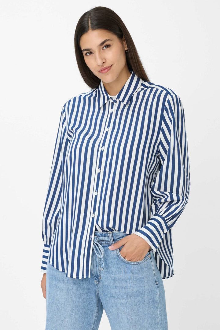 Chemise à rayures verticales bleu et blanc, coupe évasée, col classique, look moderne et élégant.
