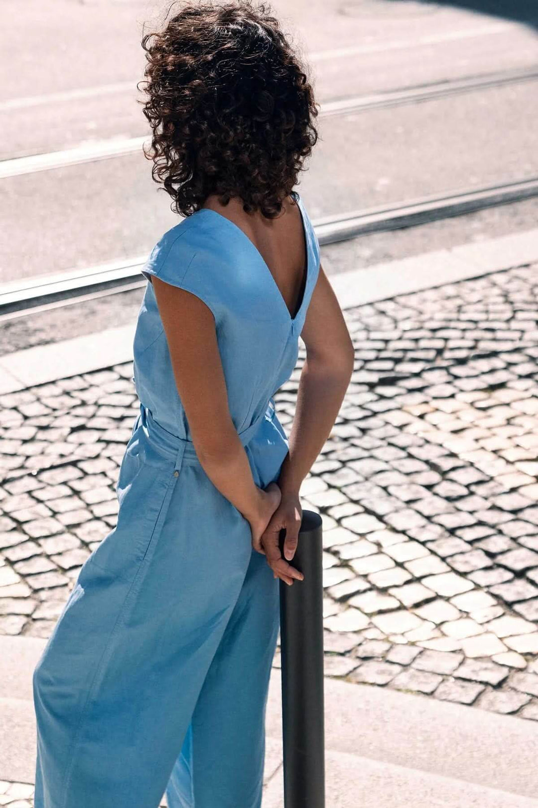 Sleeveless jumpsuit with a tie-waist belt