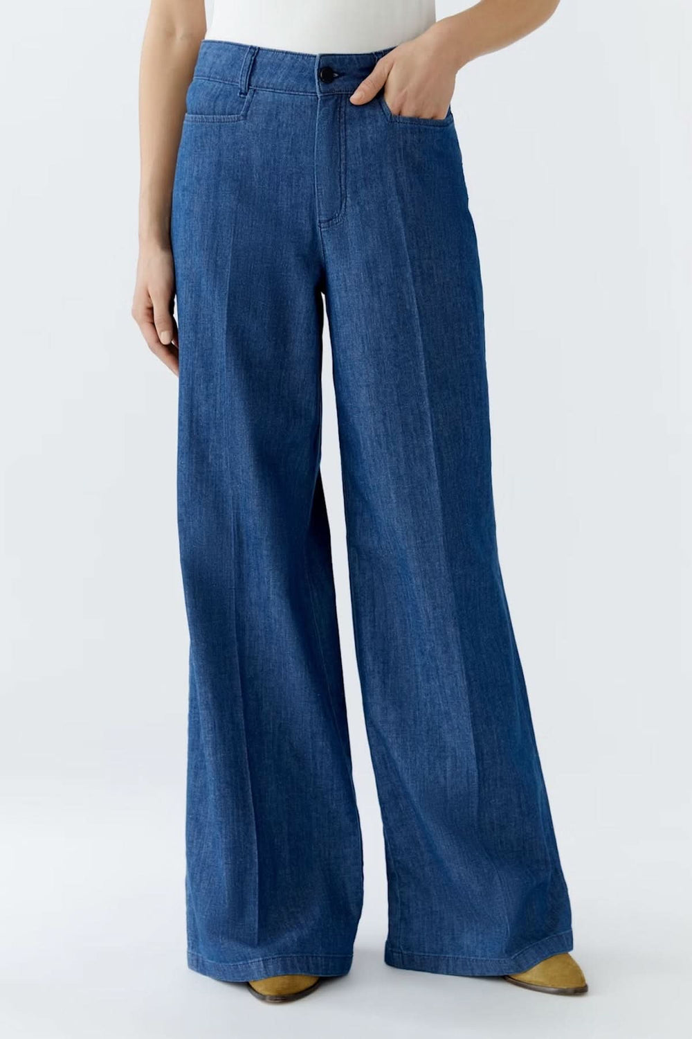 Pantalon en denim à jambe large avec taille haute et plis, parfait pour un look décontracté et élégant.