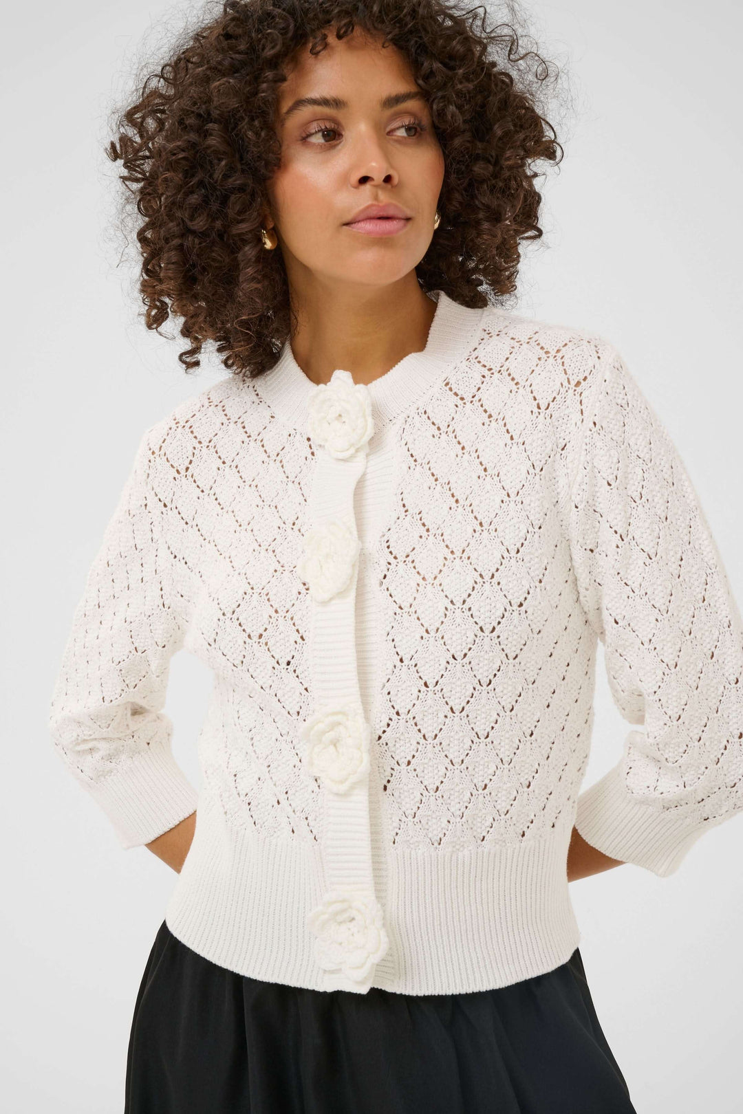 Cardigan Thathrine en tricot ajouré avec boutons floraux