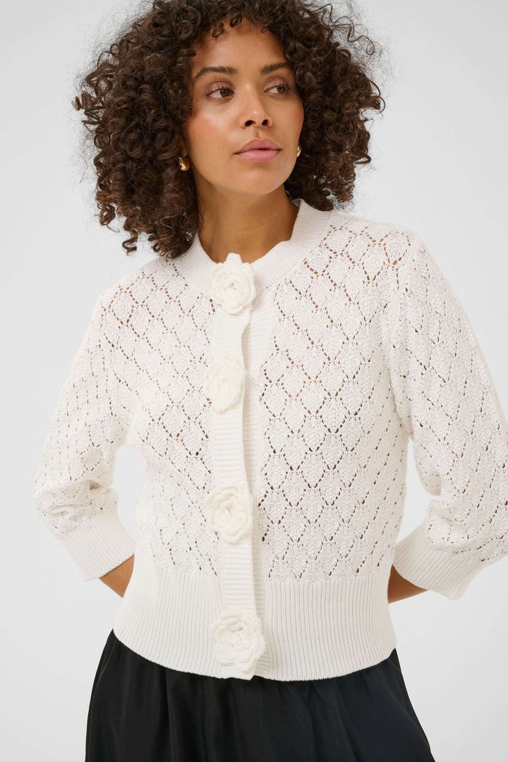 Cardigan Thathrine en tricot ajouré avec boutons floraux