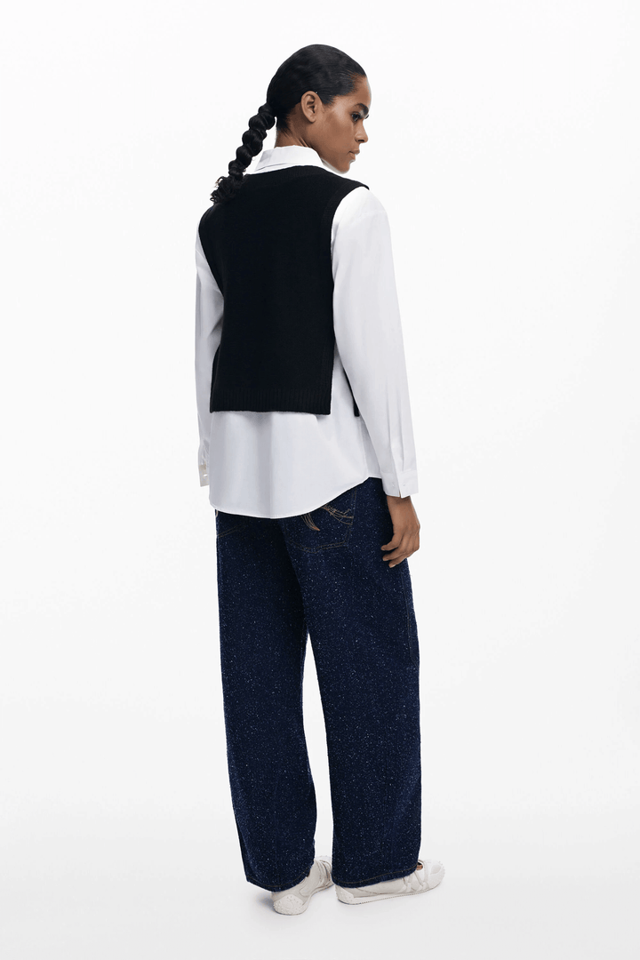 Femmes portant une Chemise 2 en 1 avec chandail sans manches intégré, vue arrière, style moderne et raffiné, manches longues, col classique.