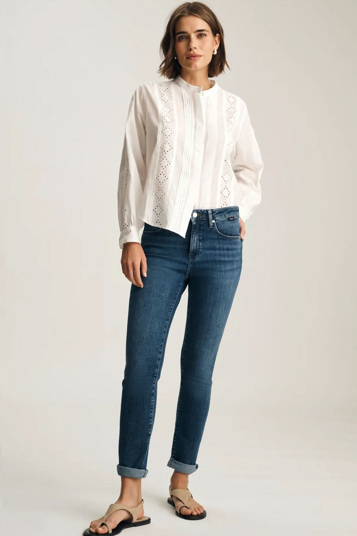 Femme portant des Jeans Kathleen coupe ajustée longueur cheville avec chemise blanche