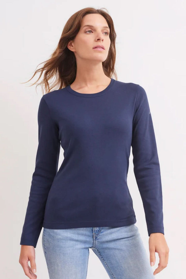 Chandail à manches longues bleu marine en jersey de coton, porté avec un jean pour un look casual chic.