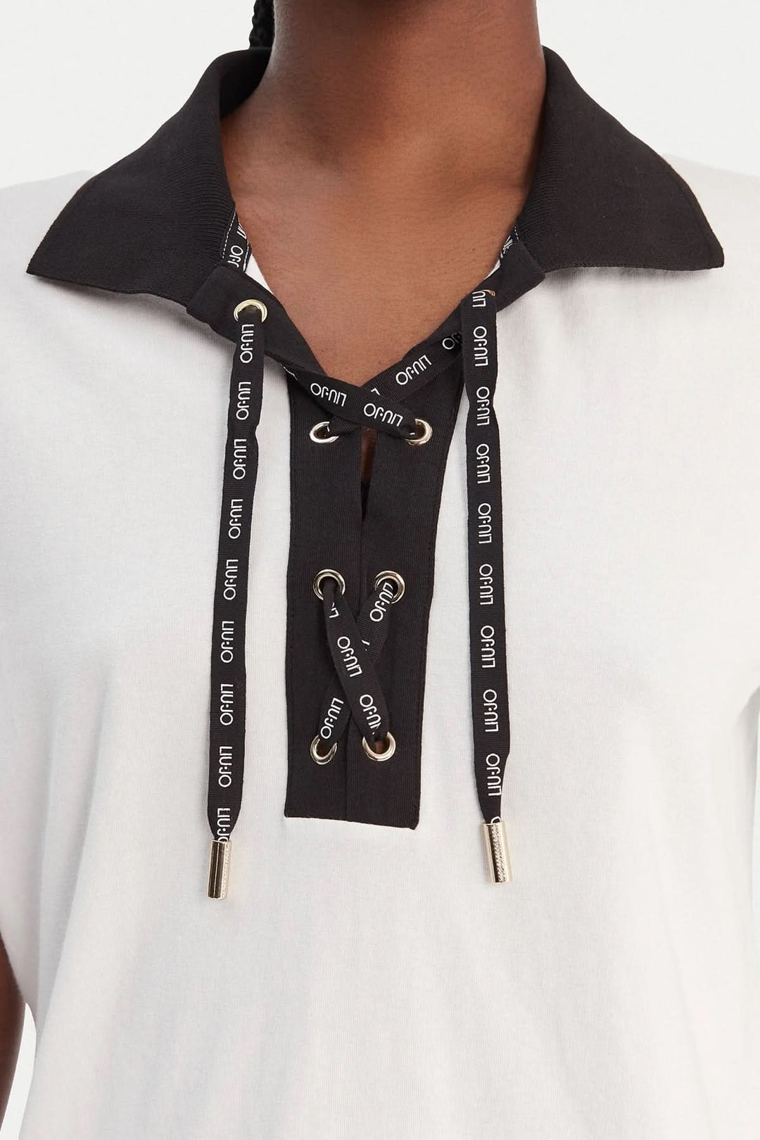 Polo shirt with a contrasting collar and drawstring