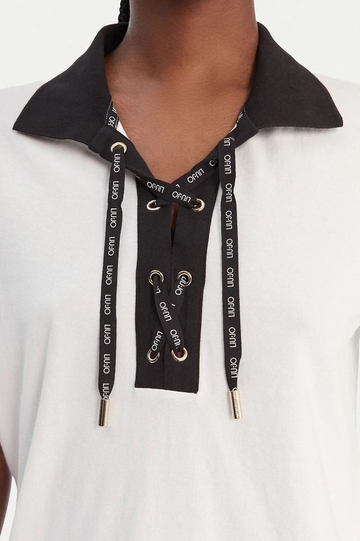 Polo shirt with a contrasting collar and drawstring