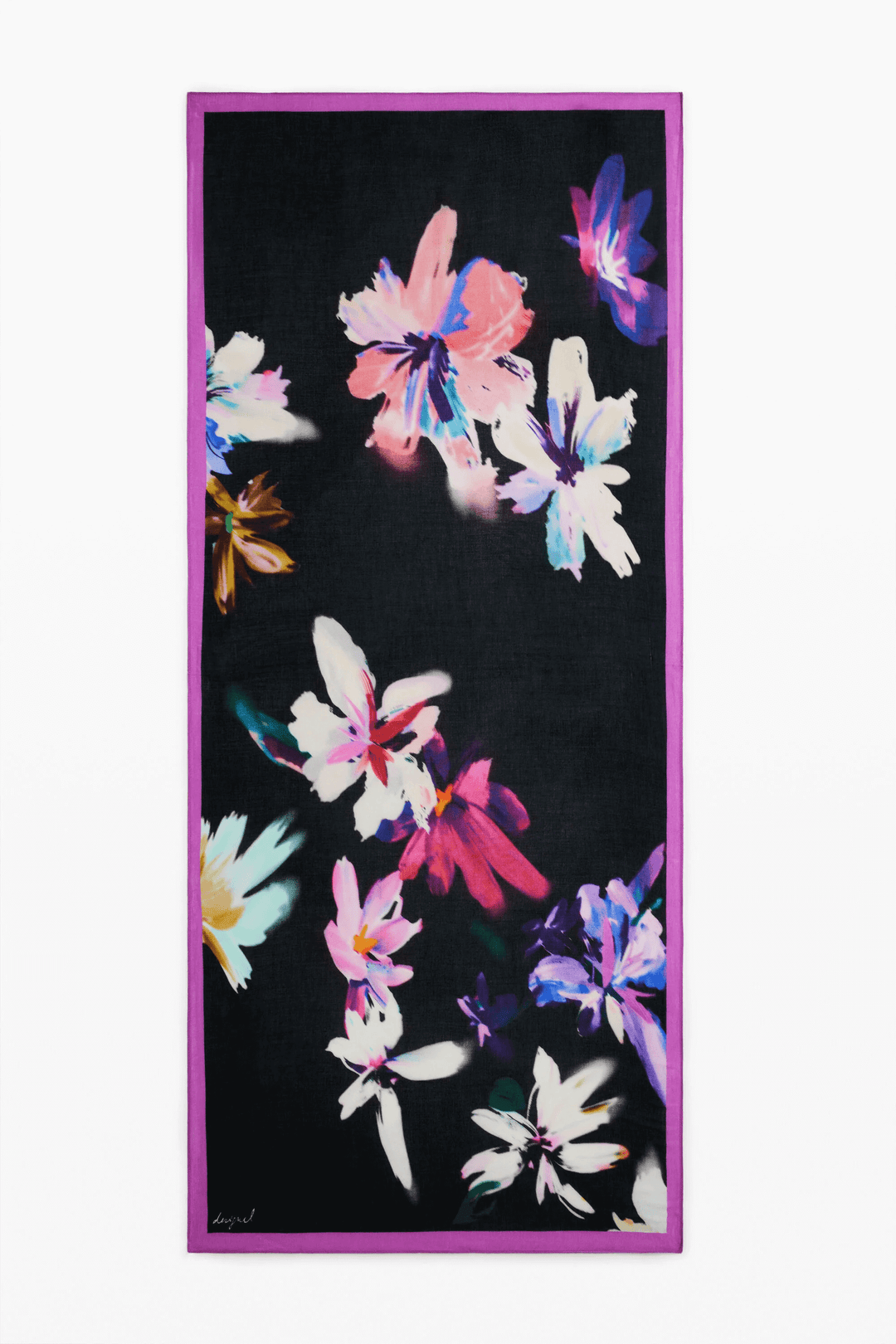 Foulard rectangulaire à fleurs coloré sur fond sombre avec liseré violet, élégant et polyvalent pour diverses tenues.