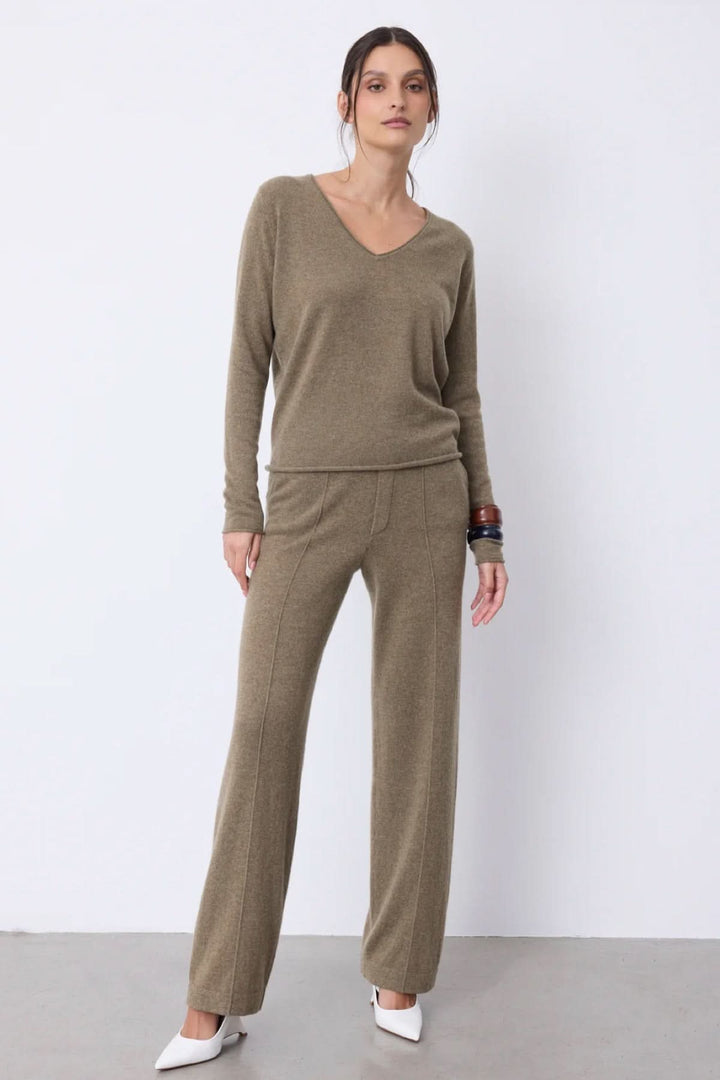 Chandail à manches longues en maille douce avec encolure en V, porté avec pantalon assorti pour un style élégant.