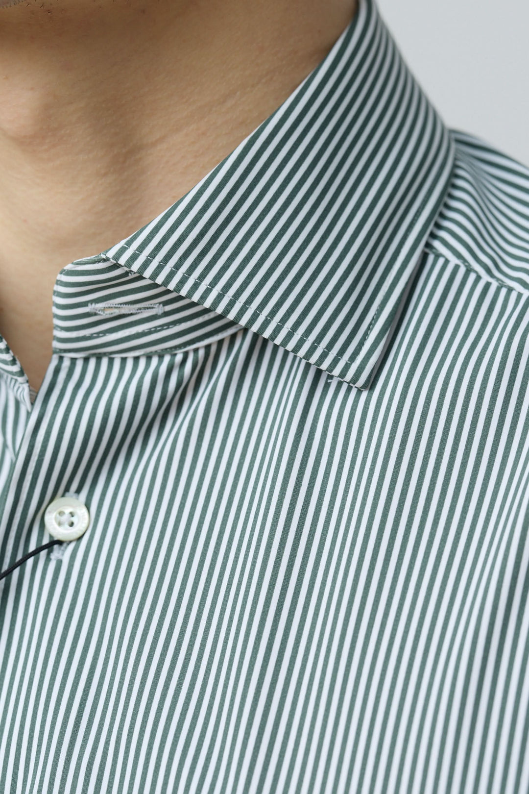 Chemise à rayures vertes fines