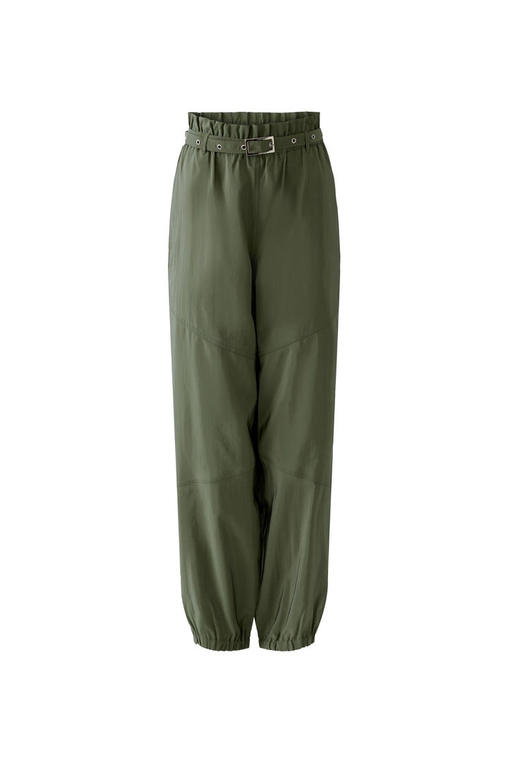 Pantalon jogger ceinturé vert avec taille élastique et ceinture intégrée, bas resserrés, parfait pour un style décontracté et moderne.