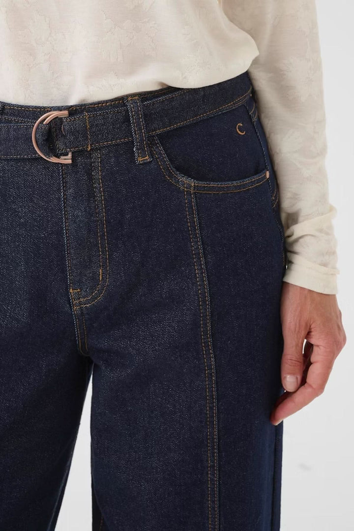 Jean à jambe large avec ceinture et coutures apparentes, coupe moderne et tendance.