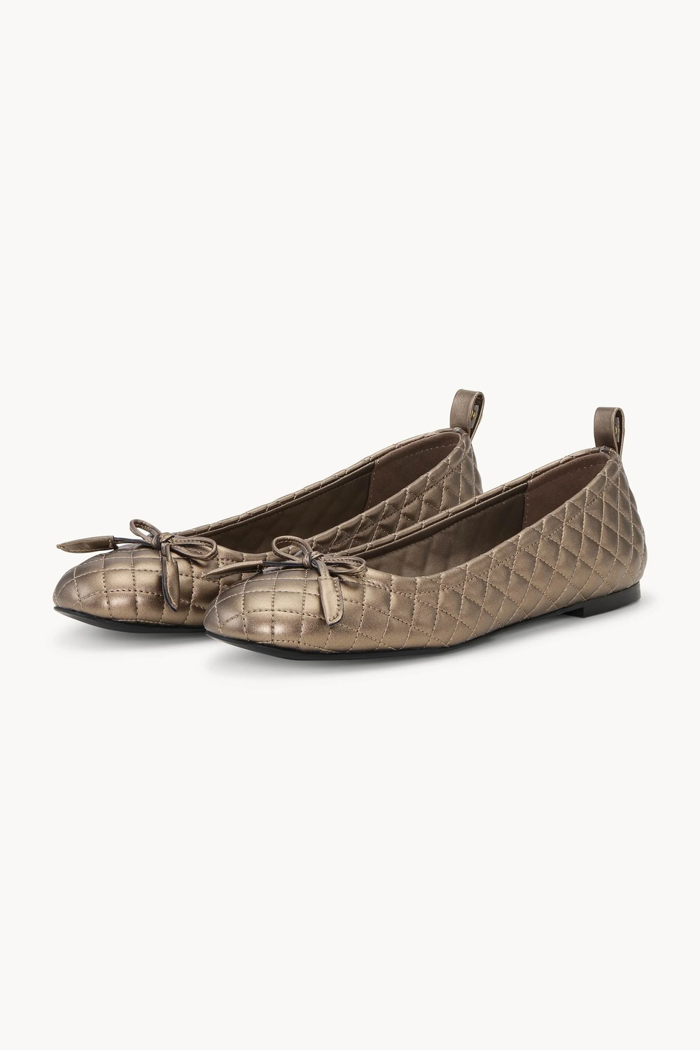 Chaussure ballerine Altura matelassée élégante avec nœud décoratif et fini texturé, idéale pour un style raffiné et confortable.