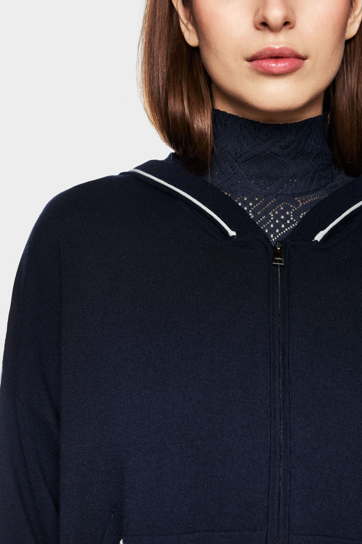 Cardigan tricoté avec capuchon zippé, détails contrastants et style décontracté, parfait pour une allure cosy-chic.
